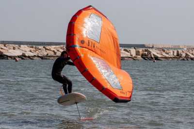 "Wingfoil", alla scoperta del nuovo sport acquatico: �� come volare sul mare�
